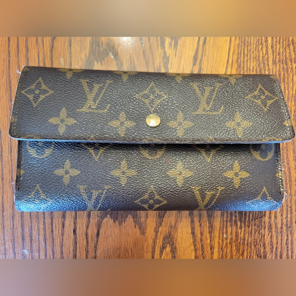 AUTHENTIC Louis Vuitton Sarah Wallet